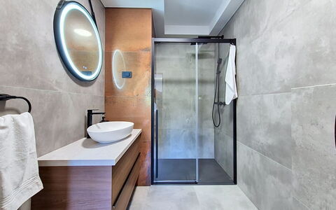 Sunce: Flooring, Verdieping, Loodgieterswerkinrichting, Interieur Ontwerp, Badkamer, Loodgieter, Kraan, Huis, Spiegel, Badkamerkast
