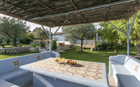Villa Emme: Meubilair, Buitenmeubels, Tafel, Schaduw, Stoel, Buitentafel, Tuin, Backyard, Outdoor Structuur, Patio