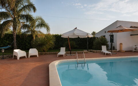Villa Cigno Reale: Zwembad, Toevlucht, Ligstoel, Eco Hotel, Hacienda, Schaduw, Hotel, Buitenmeubels, Paraplu