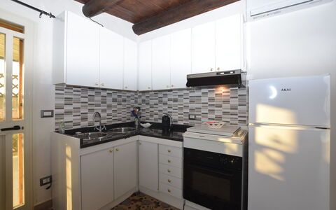 Villa Cigno Reale: Keuken, Toestel Van De Keuken, Countertop, Major Appliance, Interieur Ontwerp, Cabinetry, Flooring, Hout, Fornuis, Meubilair