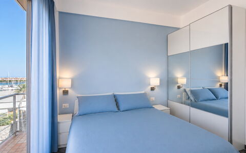La Casa di Luigi: Interieur Ontwerp, Meubilair, Appartement, Stoel, Toevlucht, Hotel, Balkon, Kamerplant, Aluminium, Penthouse
