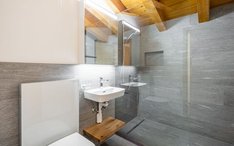 Casa la Streila: Flooring, Verdieping, Hout, Interieur Ontwerp, Loodgieterswerkinrichting, Plafond, Huis, Wastafel, Kamer, Badkamer