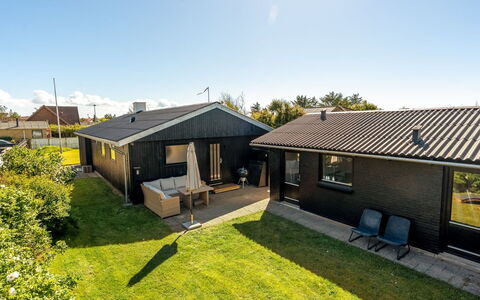 Ensio - 750M from the Sea: Hout, Meubilair, Stoel, Zee, Appartement, Balkon, Oceaan, Schaduw, Buitenmeubels, Beits