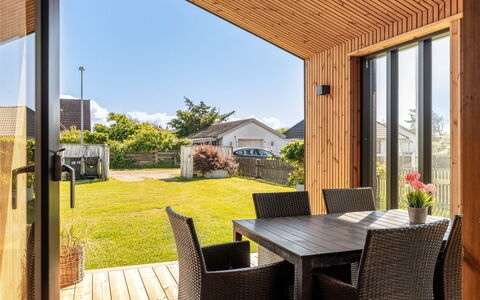 Ensio - 750M from the Sea: Hout, Meubilair, Stoel, Zee, Appartement, Balkon, Oceaan, Schaduw, Buitenmeubels, Beits