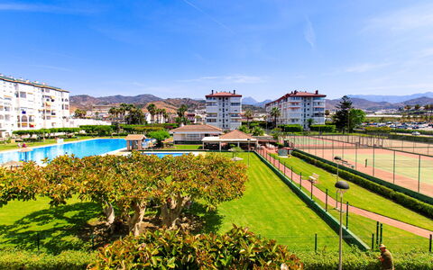 Laguna Beach Padel: Hout, Meubilair, Stoel, Zee, Appartement, Balkon, Oceaan, Schaduw, Buitenmeubels, Beits