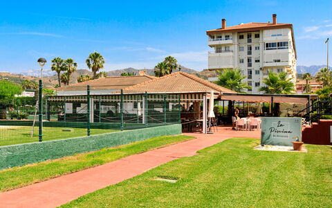 Laguna Beach Padel: Hout, Meubilair, Stoel, Zee, Appartement, Balkon, Oceaan, Schaduw, Buitenmeubels, Beits
