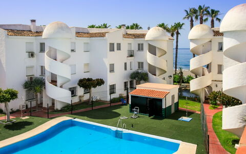 Laguna Beach Padel: Hout, Meubilair, Stoel, Zee, Appartement, Balkon, Oceaan, Schaduw, Buitenmeubels, Beits