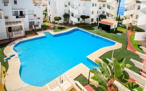 Laguna Beach Padel: Hout, Meubilair, Stoel, Zee, Appartement, Balkon, Oceaan, Schaduw, Buitenmeubels, Beits