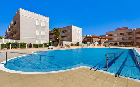 Kris Costasol: Hout, Meubilair, Stoel, Zee, Appartement, Balkon, Oceaan, Schaduw, Buitenmeubels, Beits