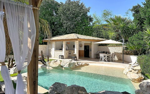 Villa le Lagon: Hout, Meubilair, Stoel, Zee, Appartement, Balkon, Oceaan, Schaduw, Buitenmeubels, Beits