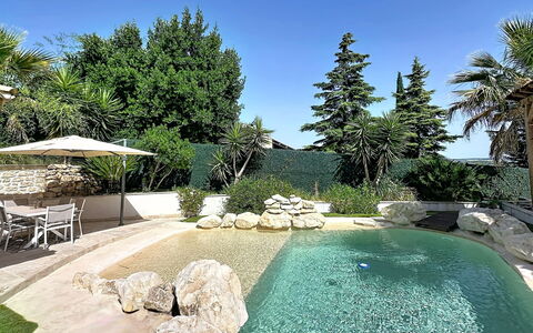Villa le Lagon: Hout, Meubilair, Stoel, Zee, Appartement, Balkon, Oceaan, Schaduw, Buitenmeubels, Beits