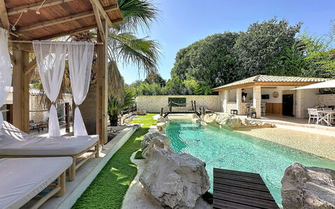 Villa le Lagon: Hout, Meubilair, Stoel, Zee, Appartement, Balkon, Oceaan, Schaduw, Buitenmeubels, Beits