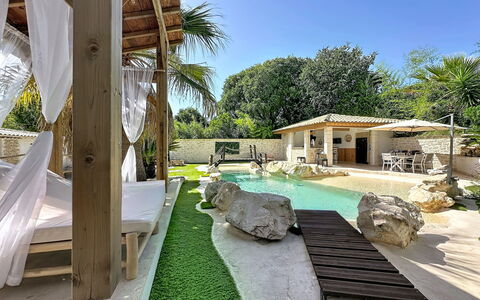 Villa le Lagon: Hout, Meubilair, Stoel, Zee, Appartement, Balkon, Oceaan, Schaduw, Buitenmeubels, Beits