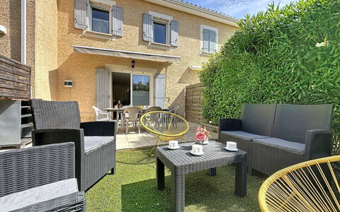 Mas des Vignes - la Pimprenelle: Hout, Meubilair, Stoel, Zee, Appartement, Balkon, Oceaan, Schaduw, Buitenmeubels, Beits