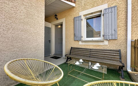 Mas des Vignes - la Pimprenelle: Hout, Meubilair, Stoel, Zee, Appartement, Balkon, Oceaan, Schaduw, Buitenmeubels, Beits