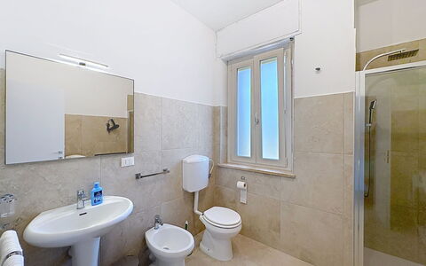La Casetta di Palmira: Flooring, Loodgieterswerkinrichting, Verdieping, Wastafel, Loodgieter, Badkamer, Interieur Ontwerp, Wastafel In De Badkamer, Kraan, Toilet