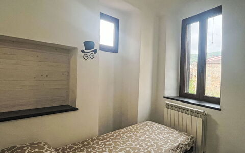 Ca Dell'Andre: Muur, Slaapkamer, Bed, Hout, Laken, Bedding, Verdieping, Interieur Ontwerp, Linens, Kamer