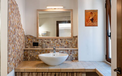 Ca Dell'Andre: Wastafel In De Badkamer, Interieur Ontwerp, Muur, Loodgieterswerkinrichting, Flooring, Wastafel, Spiegel, Badkamer, Kraan, Verdieping