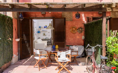 La Molletta: Muur, Bloempot, Deur, Meubilair, Kamerplant, Stoel, Buitenmeubels, Fiets, Steen, Buitentafel