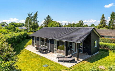 Väinö - 300M from the Sea: Verblijf, Siding, Tuin, Gazon, Veranda, Werf, Boerderij, Garden Gebouwen