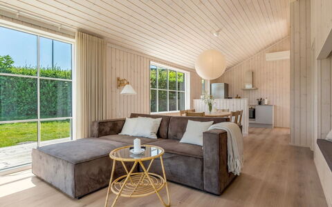 Väinö - 300M from the Sea: Houten Vloer, Flooring, Verdieping, Interieur Ontwerp, Hout, Laminaatvloer, Bankstel, Plafond, Meubilair, Woonkamer