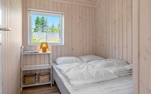 Väinö - 300M from the Sea: Hout, Slaapkamer, Interieur Ontwerp, Flooring, Verdieping, Plafond, Bed, Kamer, Huis, Plank