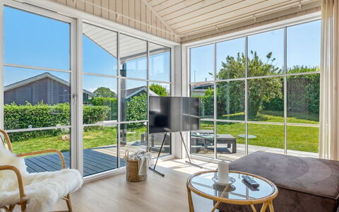 Väinö - 300M from the Sea: Interieur Ontwerp, Veranda, Deur, Huis, Meubilair, Verdieping, Stoel, Plafond, Houten Vloer, Glas