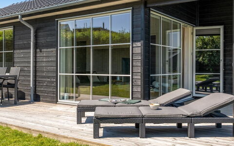 Väinö - 300M from the Sea: Deur, Siding, Buitenmeubels, Veranda, Hardwood, Schaduw, Dek, Werf, Stoel, Ontwerp