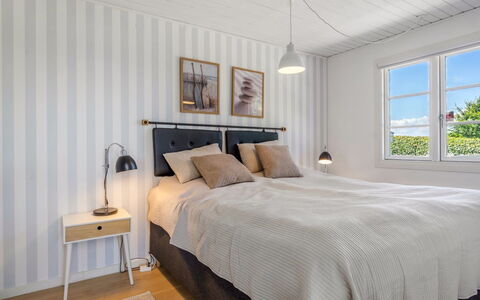 Leea - 100M from the Sea: Slaapkamer, Bed, Bedding, Hout, Interieur Ontwerp, Laken, Verdieping, Flooring, Linens, Meubilair