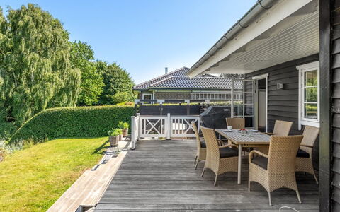 Leea - 100M from the Sea: Hout, Veranda, Dak, Huis, Huis, Verblijf, Dek, Schaduw, Siding, Landgoed