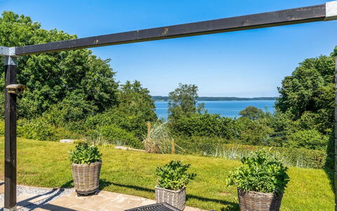 Leea - 100M from the Sea: Schaduw, Tuin, Landscaping, Hardwood, Hek, Gang, Geluid, Dek, Eco Hotel