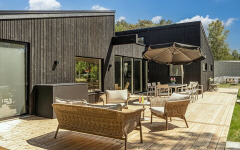 Adrian - 500M from the Sea: Hout, Huis, Verblijf, Siding, Hardwood, Plank, Landgoed, Backyard, Landscaping, Tuin