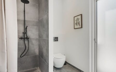 Adrian - 500M from the Sea: Muur, Flooring, Verdieping, Interieur Ontwerp, Badkamer, Loodgieterswerkinrichting, Toilet, Plafond, Kamer, Tegel