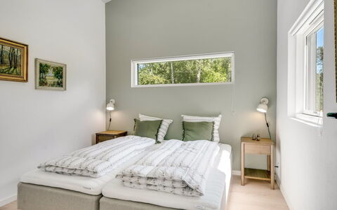 Adrian - 500M from the Sea: Interieur Ontwerp, Bed, Slaapkamer, Flooring, Verdieping, Meubilair, Hout, Bedding, Laken, Plafond