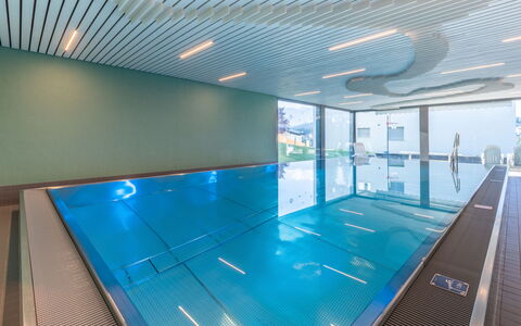 Haus Ner A1: Plafond, Flooring, Zwembad, Recreatiecentrum, Daylighting, Hotel, Hoofdkwartier, Aluminium
