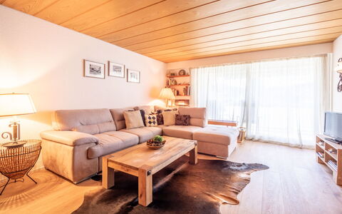 Haus Ner A1: Meubilair, Interieur Ontwerp, Flooring, Houten Vloer, Verdieping, Hout, Bankstel, Plafond, Woonkamer, Kamer