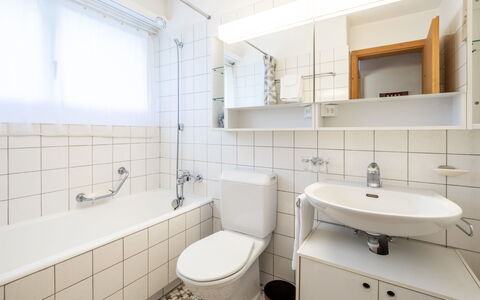 Haus Ner A1: Badkamer, Loodgieterswerkinrichting, Flooring, Interieur Ontwerp, Verdieping, Wastafel In De Badkamer, Wastafel, Toilet, Wc Bril, Loodgieter