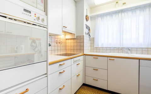 Haus Ner A1: Flooring, Interieur Ontwerp, Hout, Cabinetry, Keuken, Verdieping, Countertop, Plafond, Toestel Van De Keuken, Kamer