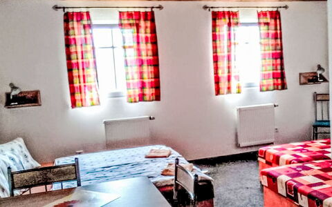 Strážné: Meubilair, Kamer, Bed, Daylighting, Linens, Slaapkamer, Hoofdkussen, Woonkamer