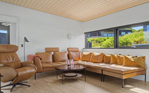 Sedine - 500M from the Sea: Meubilair, Interieur Ontwerp, Flooring, Verdieping, Hout, Houten Vloer, Plafond, Bankstel, Verlichting, Woonkamer