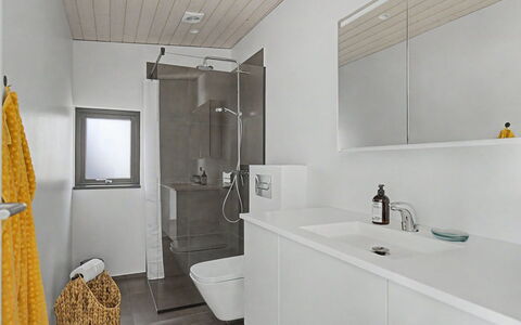 Sedine - 500M from the Sea: Flooring, Badkamer, Verdieping, Loodgieterswerkinrichting, Interieur Ontwerp, Muur, Wastafel, Plafond, Kraan, Badkamerkast
