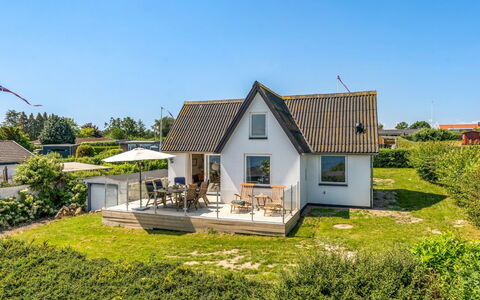 Alkmund - 100M from the Sea: Gebouw, Gras, Huis, Huis, Dak, Woongebied, Verblijf, Architectuur, Wolk, Land Lot