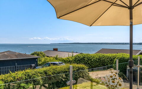 Alkmund - 100M from the Sea: Lucht, Zee, Schaduw, Oceaan, Kust, Paraplu, Buitenmeubels, Stoel, Tropen, Gang