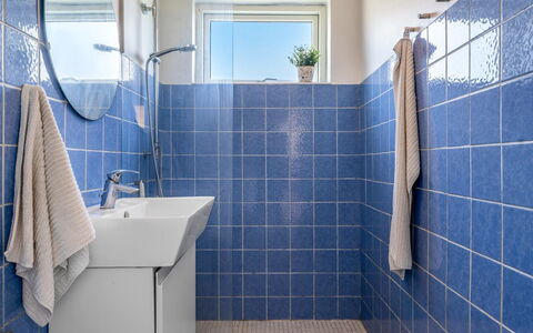 Alkmund - 100M from the Sea: Blauw, Flooring, Badkamer, Loodgieterswerkinrichting, Verdieping, Tegel, Samengesteld Materiaal, Loodgieter, Toilet, Ceramic