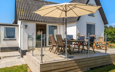 Alkmund - 100M from the Sea: Hout, Meubilair, Dek, Buitenmeubels, Hardwood, Stoel, Plank, Houten Vloer, Schaduw, Veranda