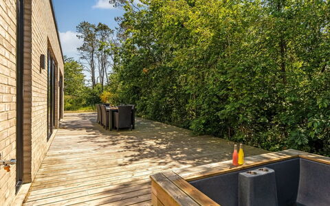 Øthi - 200M to the Fjord: Hout, Samengesteld Materiaal, Hardwood, Dek, Plank, Beits, Houten Vloer, Tuin, Schaduw, Eco Hotel