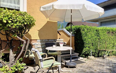 Cètici: Meubilair, Paraplu, Buitenmeubels, Stoel, Buitentafel, Schaduw, Tuin, Bloempot, Patio, Kamerplant