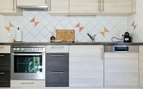 Cètici: Keuken, Flooring, Verdieping, Cabinetry, Countertop, Samengesteld Materiaal, Tegel, Toestel Van De Keuken, Major Appliance