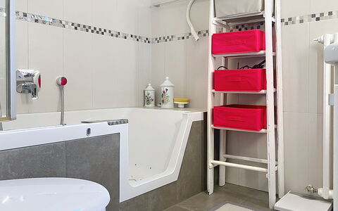 Cètici: Loodgieterswerkinrichting, Flooring, Badkamer, Verdieping, Interieur Ontwerp, Loodgieter, Bad, Kamer, Tegel, Toilet