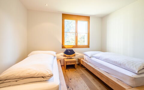 Taviarna Laax 3.6: Hout, Flooring, Verdieping, Interieur Ontwerp, Bed, Slaapkamer, Plafond, Laken, Bed Frame, Bedding